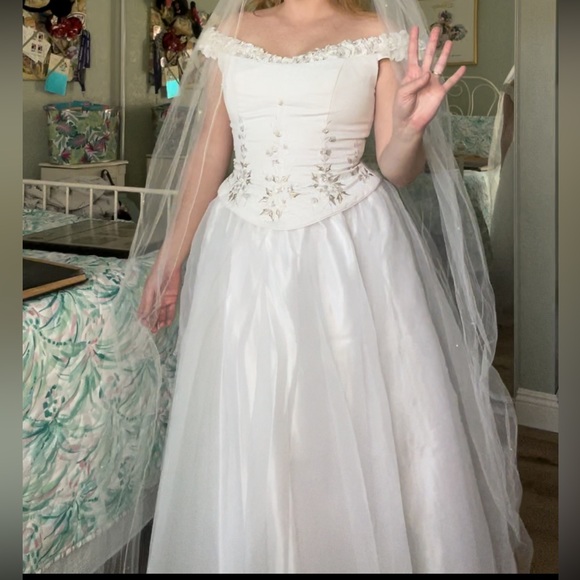 Vintage White Floral Gown - Picture 2 of 12